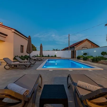 Roza Zadarvillas *