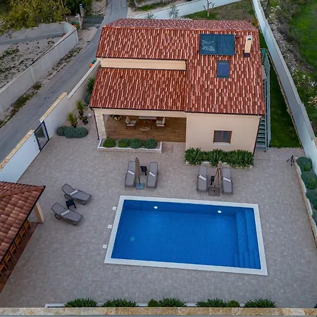 Roza Zadarvillas *